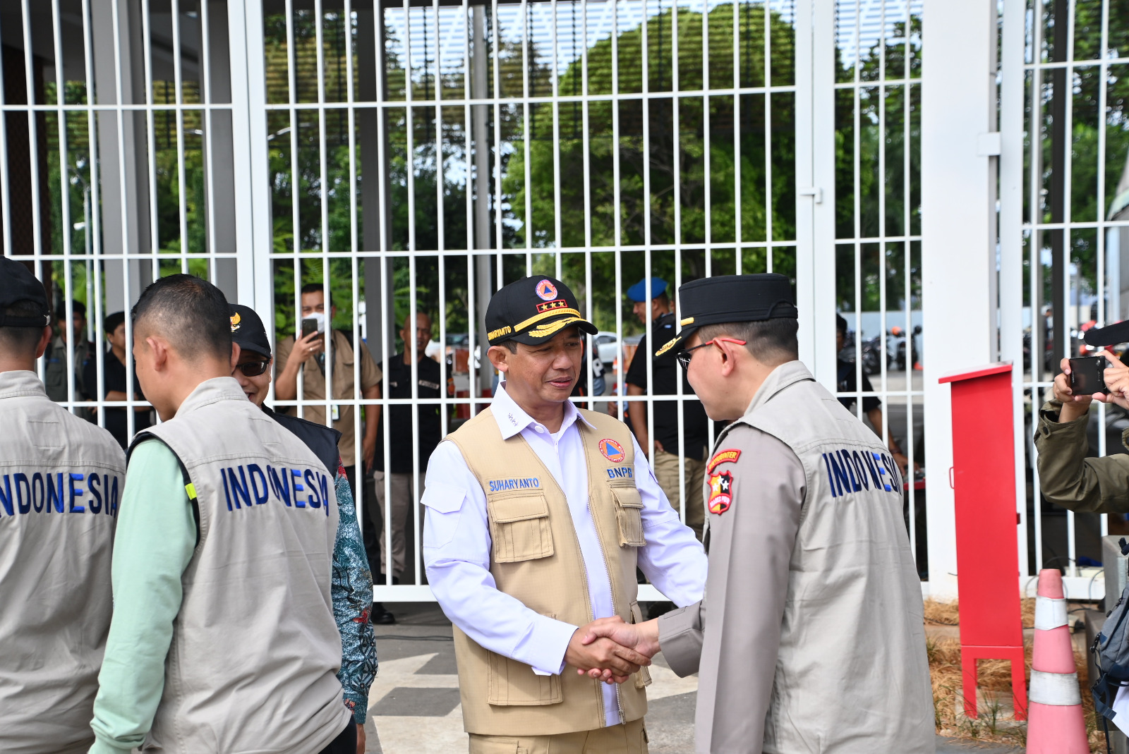 Kepala BNPB Letjen TNI Suharyanto menyapa personel Tim Medis Darurat atau Emergency Medical Team (EMT) sesaat sebelum lepas landas di Lanud Halim Perdanakusuma, Jakarta pada Senin (13/2).